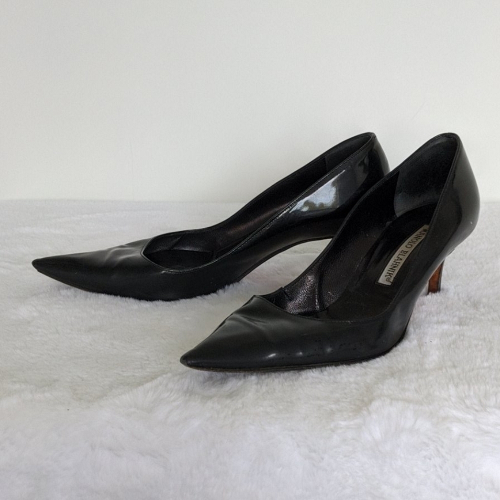 Black leather Manolo pumps